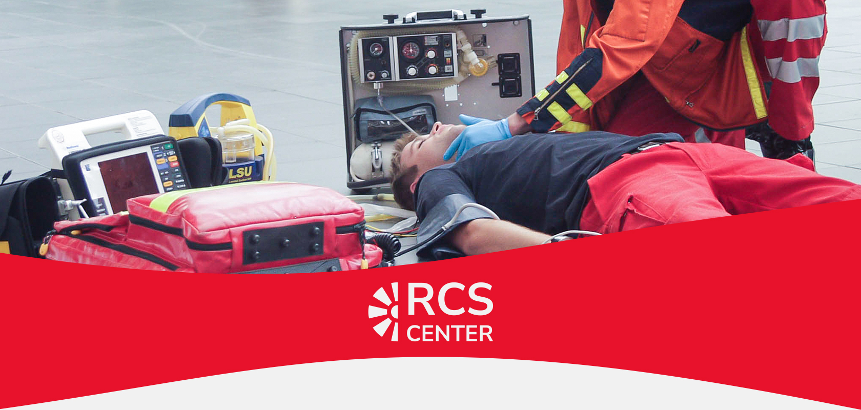 Kursteilnehmer trainieren einen Rettungseinsatz mit Notfallequipment